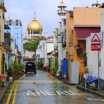 Singapore city street with view to Sultan Mosque