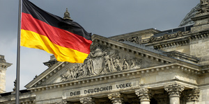 Fahne vor dem Reichstag in Berlin