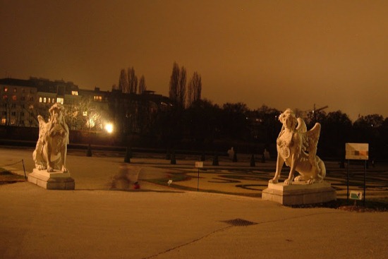 Бельведер, скульптуры вокруг дворца