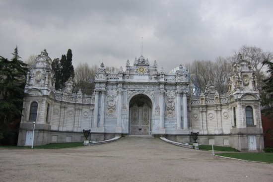 Ворота двореца Долмабахче