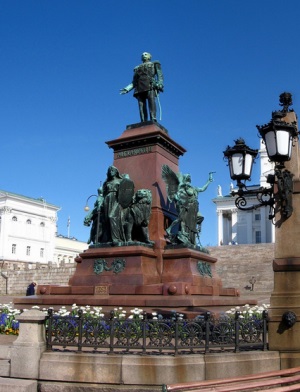 Статуя Александра II на Сенатской площади в Хельсинки