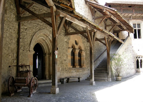 Двор Шильонского замка