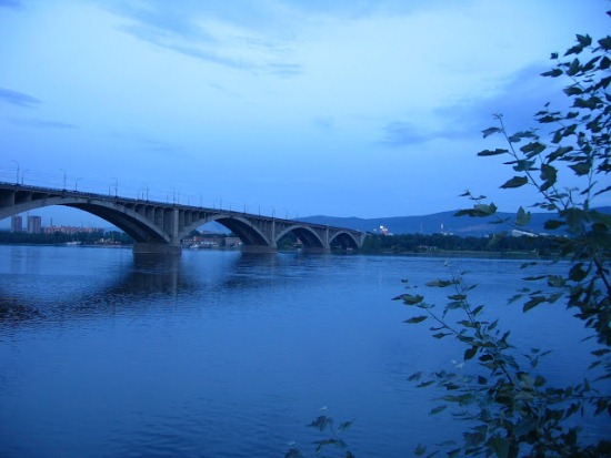 Коммунальный мост в Красноярске над Енисеем