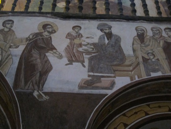 Внутри монастыря Гелати в Грузии