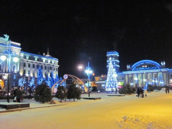 Привокзальная площадь в Харькове ночью