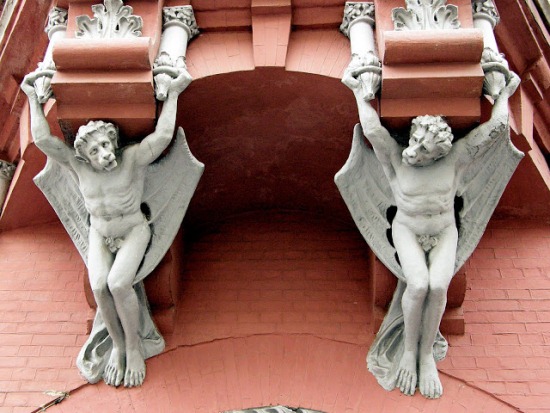 Мифические создания на фасаде замка барона Штейнгеля