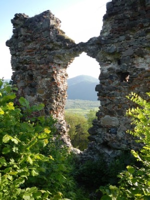 Руины Хустского замка в Закарпатье