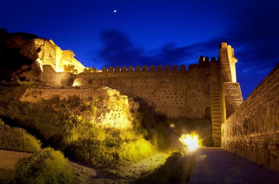 Крепость Нарикала ночью