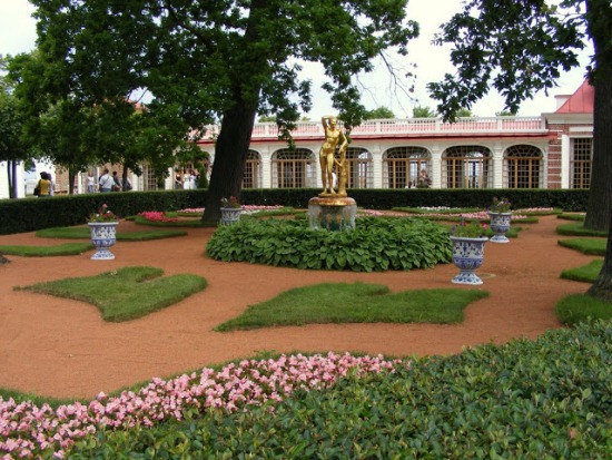 Монплезирский сад в Санкт-Петербурге