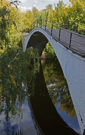 Мост на Серебряно-Виноградном пруду в Москве