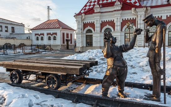 Скульптуры перед зданием старого вокзала в Екатеринбурге