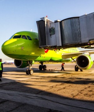 Обслуживание самолета в аэропорту Толмачево