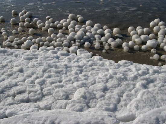 Пляж состоящий из снежков