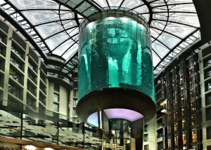 Самый большой стекляный лифт из АкваДома, Берлин