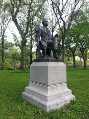 Скульптура Линкольна в Центральном парке в Нью-Йорке