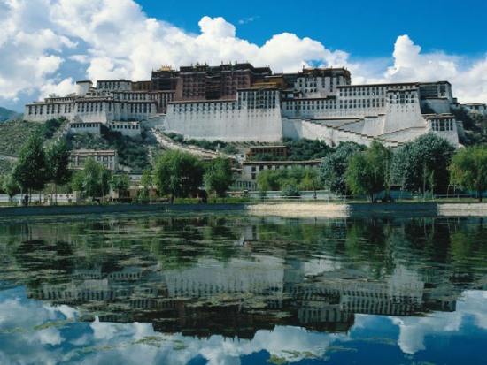 Озеро возле Двореца Потала в Тибете