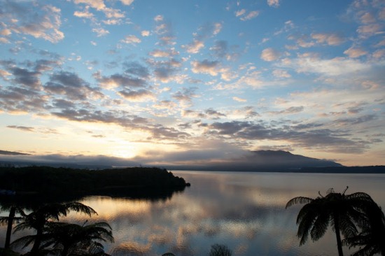 Восход на озере Таравера в Новой Зеландии