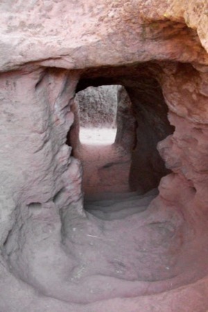 скальные церкви в Лалибеле вход через тунель